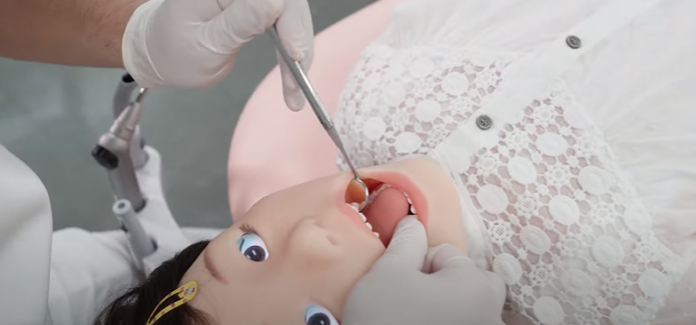 Roboti ndihmon në trajnimin e dentistëve pediatër në Japoni
