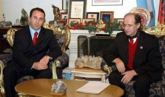 (Majtas) Kryetari i AAK-së, Ramush Haradinaj dhe ish-presidenti i Republikës së Kosovës, Ibrahim Rugova (djathtas)
