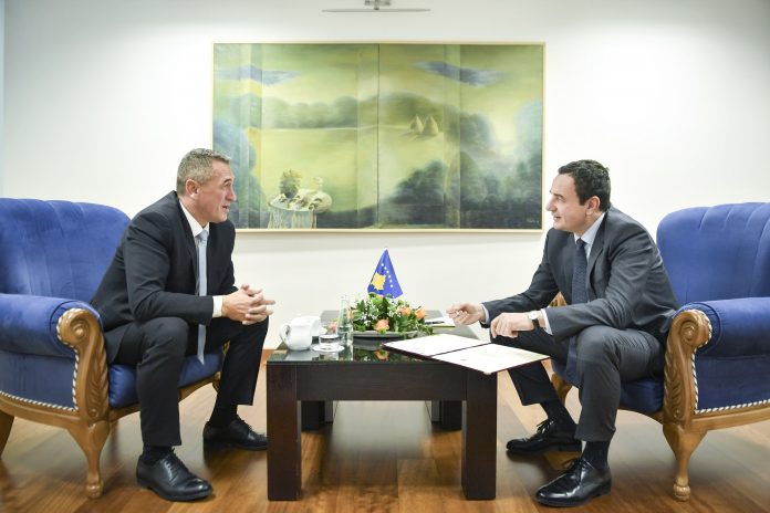 (Majtas) Nenad Rashiq, Ministër për Komunitete dhe Kthim dhe Kryeministri i Republikës së Kosovës, Albin Kurti (djathtas)