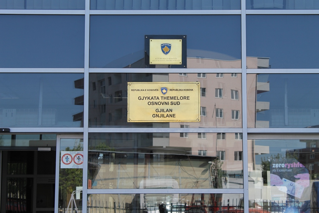 Gjykata në Gjilan ua cakton nga një muaj paraburgim dy të dyshuarve që u kapën me 53 kg marihuanë