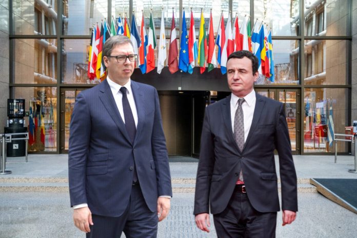 (Majtas) Presidenti i Serbisë, Aleksandër Vuçiq dhe Kryeministri i Republikës së Kosovës, Albin Kurti (djathtas)