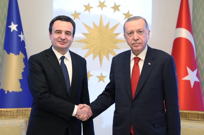 (Majtas) Kryeministri i Kosovës, Albin Kurti dhe presidenti i Turqisë, Recep Tayyip Erdogan (Djathtas)