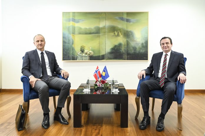 (Majtas) Ambasadori i Norvegjisë në Kosovë, Jens Erik Grøndahl dhe Kryeministri i Republikës së Kosovës, Albin Kurti (djathtas)