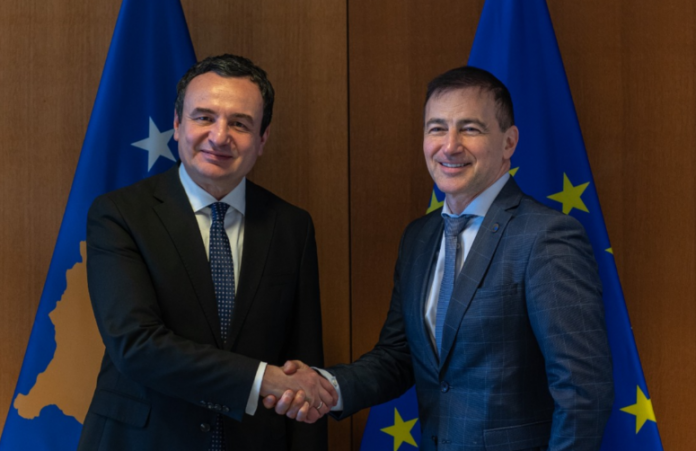 (Majtas) Kryeministri Kurti dhe eurodeputeti nga grupi i Partisë Popullore Evropiane (EPP), Andrey Kovatchev (djathtas)