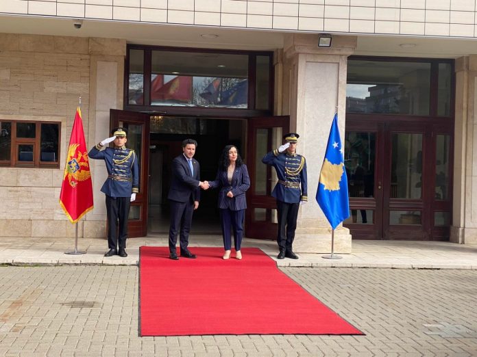 Kryeministri në detyrë të Malit të Zi, Dritan Abazoviq dhe Presidentja e Republikës së Kosovës, Vjosa- Osmani-Sadriu (Foto: EO)