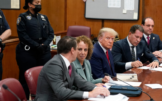 Ish-presidenti Donald Trump ulet në tryezën e mbrojtjes me ekipin e tij mbrojtës në një gjykatë në Manhattan. (Seth Wenig/Pool/AP)