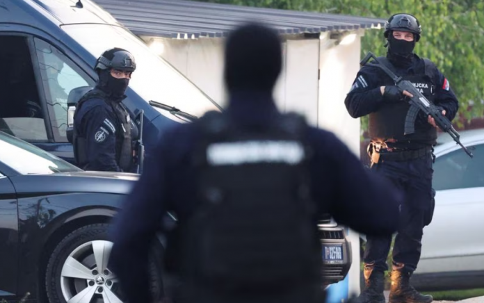 Personeli i sigurisë vepron pas të shtënave në Dubona, Serbi, 5 maj 2023. (Foto: REUTERS/Antonio Bronic)
