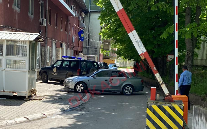 Shpërthimi afër stacionit policor në veri, qytetari serb largon veturën që iu dëmtua (Foto: Sylejman Sylejmani nga RTV Dukagjini)