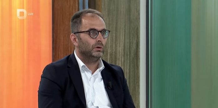 Profesori në Departamentin e Gazetarisë në Universitetin e Prishtinës “Hasan Prishtina”, Alban Zeneli