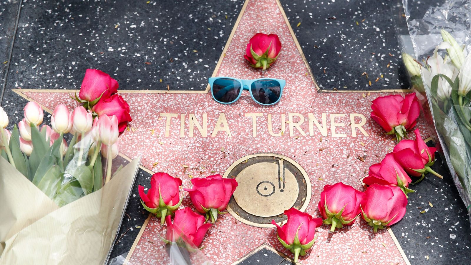 Lule u lanë në yllin e saj në Hollywood Walk of Fame pas lajmit për vdekjen e saj