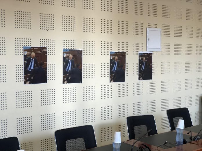 Fotot e Zëvëndëskryeministrit Bislimi në dhomën e Komisionit (Foto:RTK)