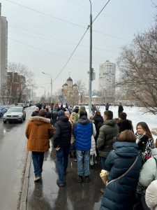 Qindra njerëz të mbledhur për t'i dhënë lamtumirën Navalny-t