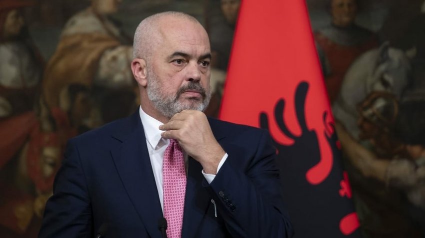 Rama pas fitores së Kosovës: Dy krena, dy fitore, një shqipe