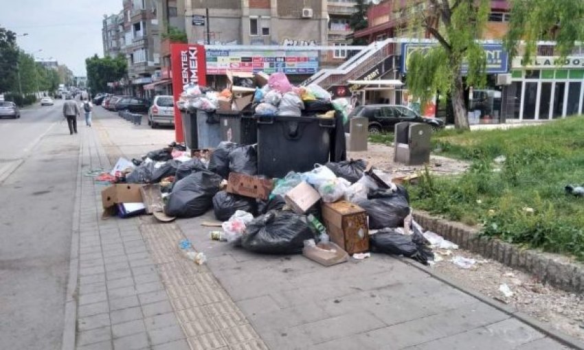 Disa lagje të Prishtinës mbushen me mbeturia, “Pastrimi” thotë që ka vonesa