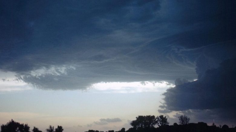 Moti sot kryesisht i vranët  me riga shiu