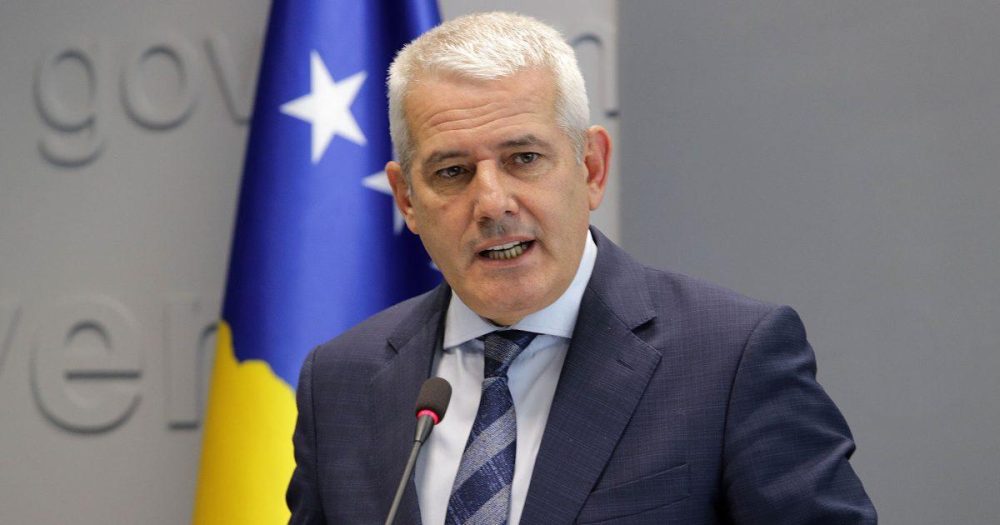 Sveçla për suspendimin e tre policëve: Nuk do të lejojmë që individët ta njollosin Policinë e Kosovës
