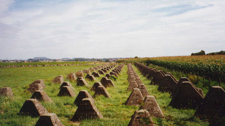 Lituania vendos “dhëmbë dragoi” në kufirin me Kaliningradin për të ndaluar tanket ruse