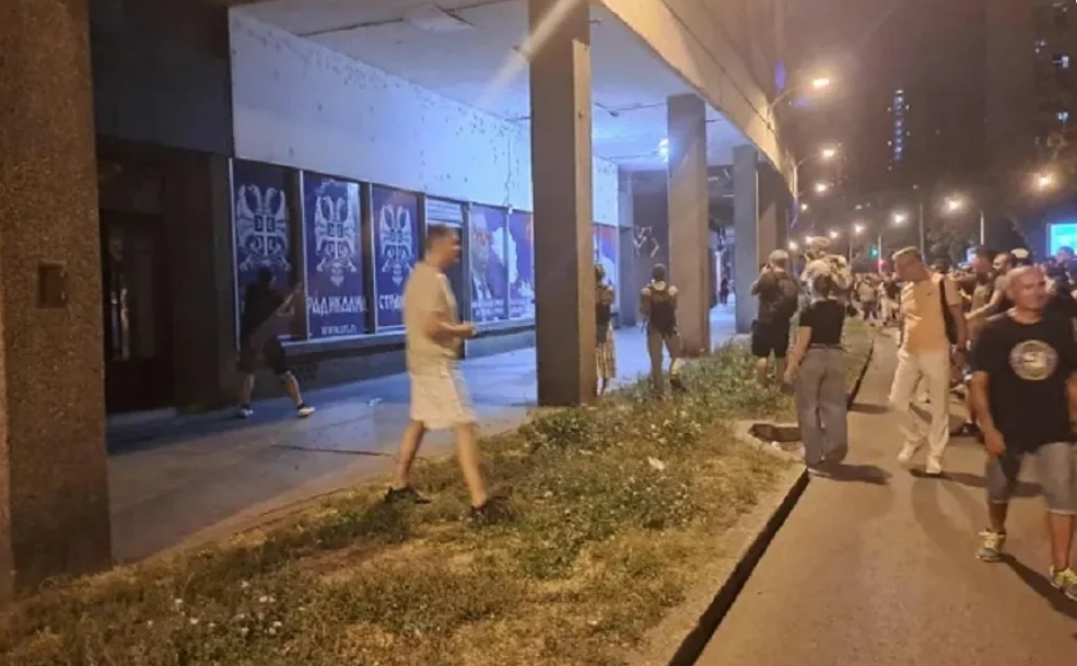 Thyhen zyrat e kriminelit Voislav Sheshel në Zemun