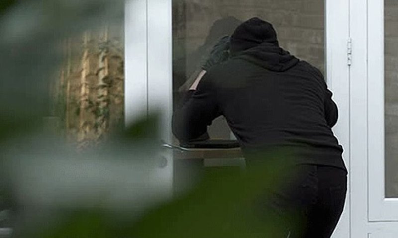 Vjedhje në Ferizaj, grabitet arka me para në një market