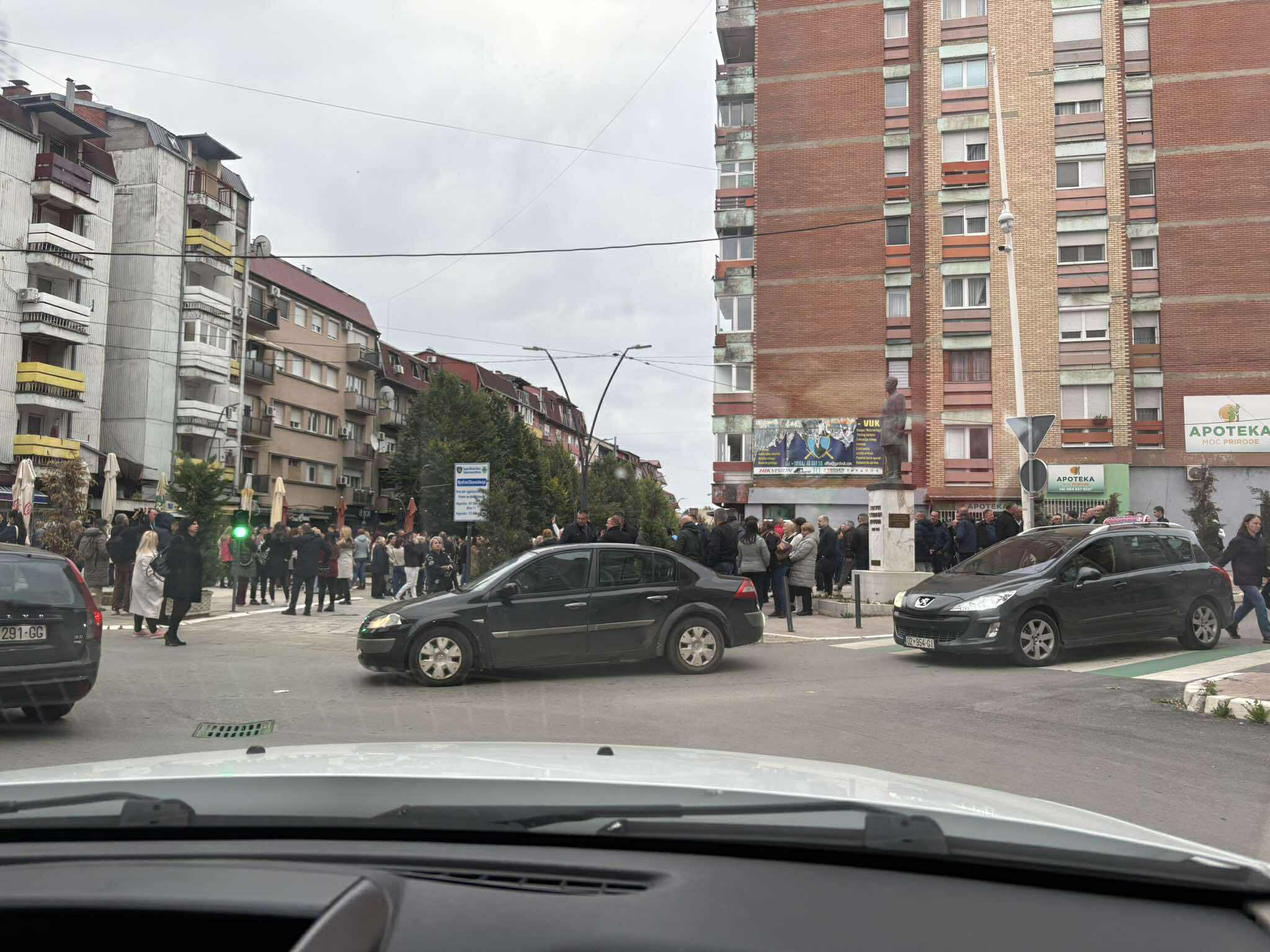 Lista Serbe kundërligjshëm mbledh qytetarët për të votuar në mënyrë të organizuar