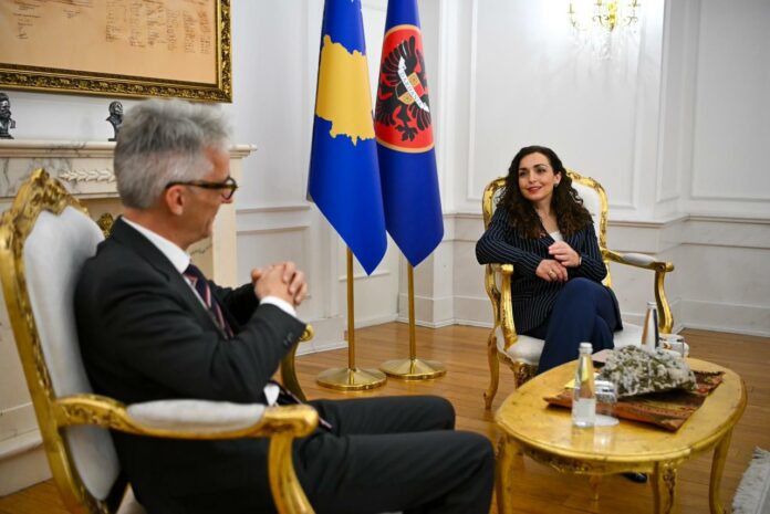 Presidentja-Osmani-pranoi-letrat-kredenciale-nga-ambasadori-i-ri-i-Gjermanise-Rainer-Rudolph-4