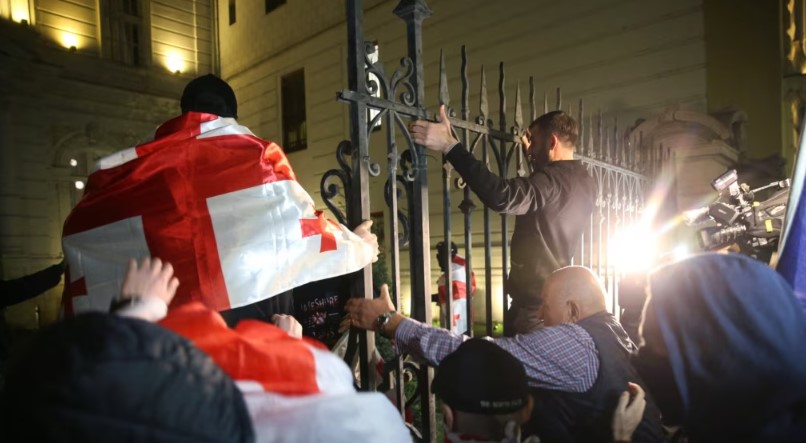 Gjeorgji: Policia përdor sprej piperi dhe topa uji kundër protestuesve