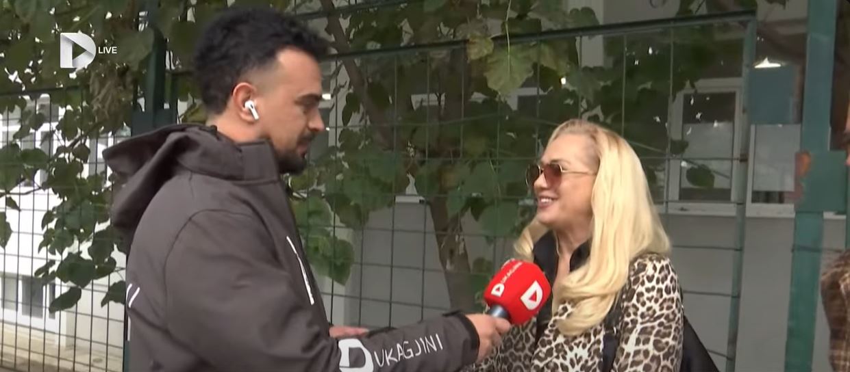 Gili ia thotë këngës në qendër të votimit, i këndon Prishtinës (VIDEO)