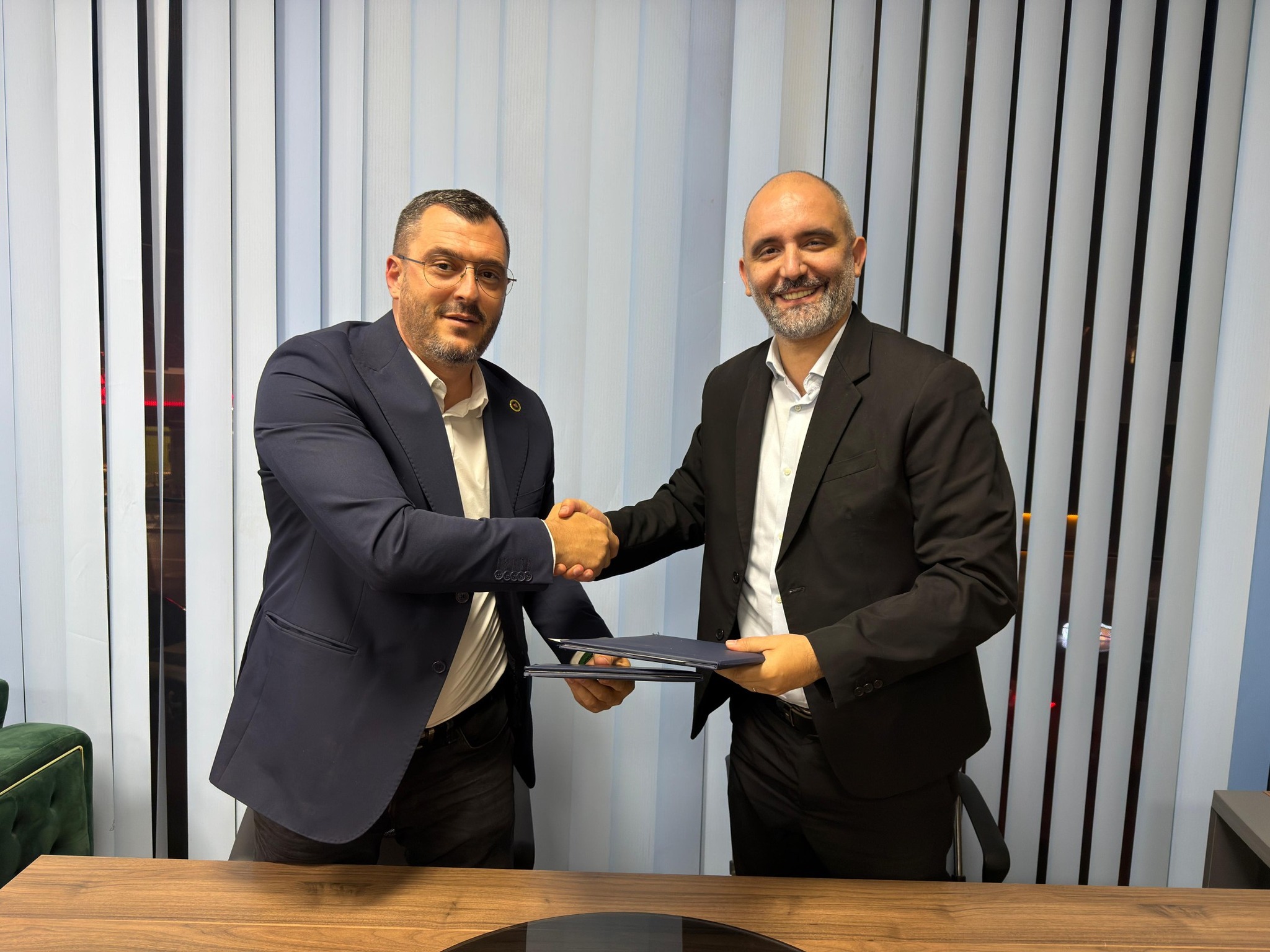 VV dhe AAK nënshkruajnë marrëveshje bashkëpunimi në Prizren