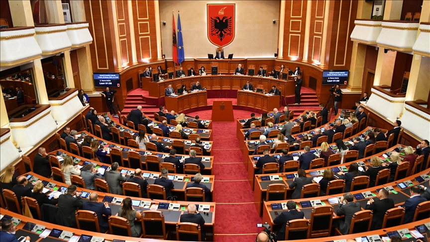 Rrëzohet mocioni i opozitës për programin qeverisës, debati për Kosovën tensionon Kuvendin