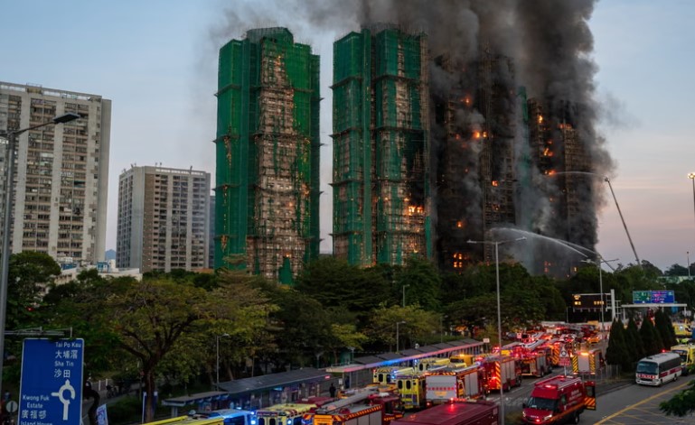Zjarri masiv në Hong Kong  Dhjetëra të vdekur  qindra të zhdukur