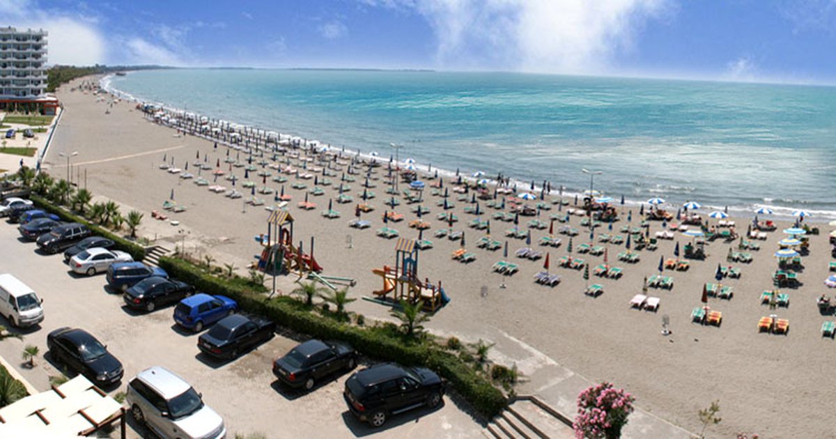 Shqiptarët “sfidojnë” stinët, plazh në Shëngjin edhe në nëntor