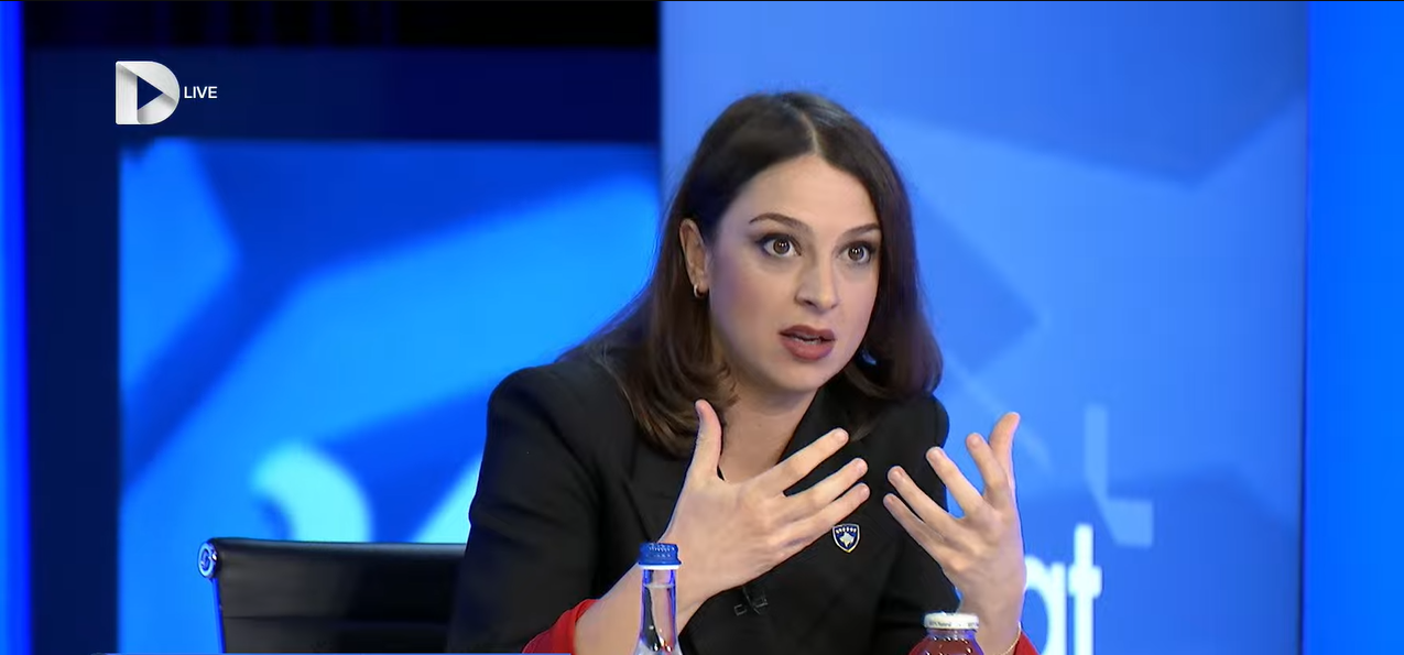 Kica Xhelili e quan Kurtin  ekstremist i antisistemit   Në librat se si zhbëhen demokracitë  iu del Kurti i përshkruar