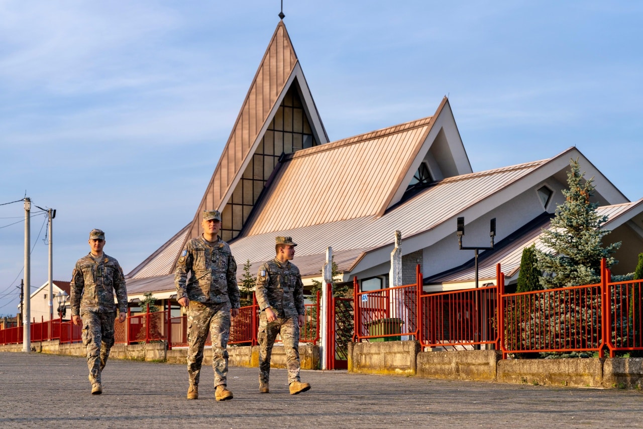 Ushtarët moldavë të KFOR it patrulluan në Gjakovë