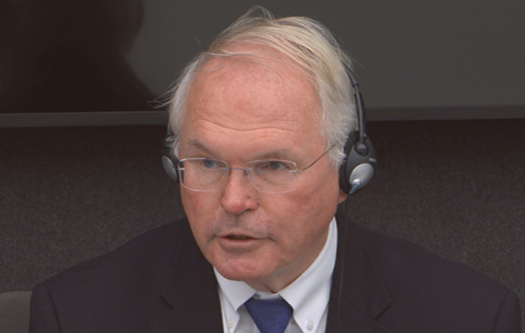 Hill vazhdon dëshminë në Hagë