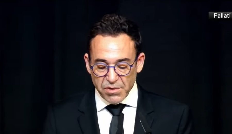 “Faleminderit kampion”, djali i Fatos Nanos përlotet gjatë homazheve: Na dhe mësim me forcën e shembullit