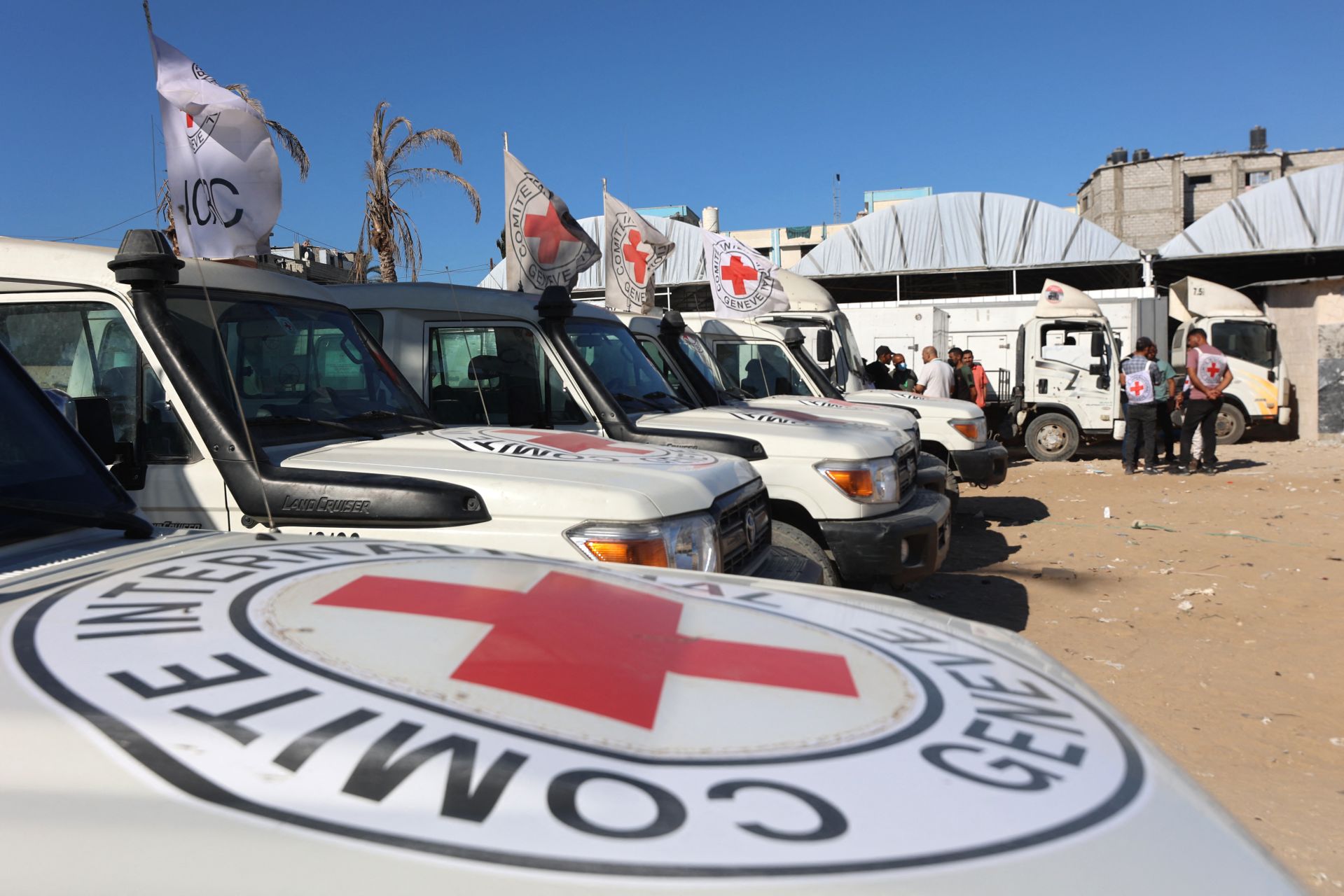 Izraeli dorëzon trupat e 45 palestinezëve  një ditë pas kthimit të mbetjeve të tre pengjeve izraelite