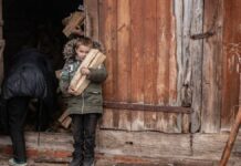 Familjet ukrainase bëjnë plane mbijetese për një dimër pa rrymë e ngrohje