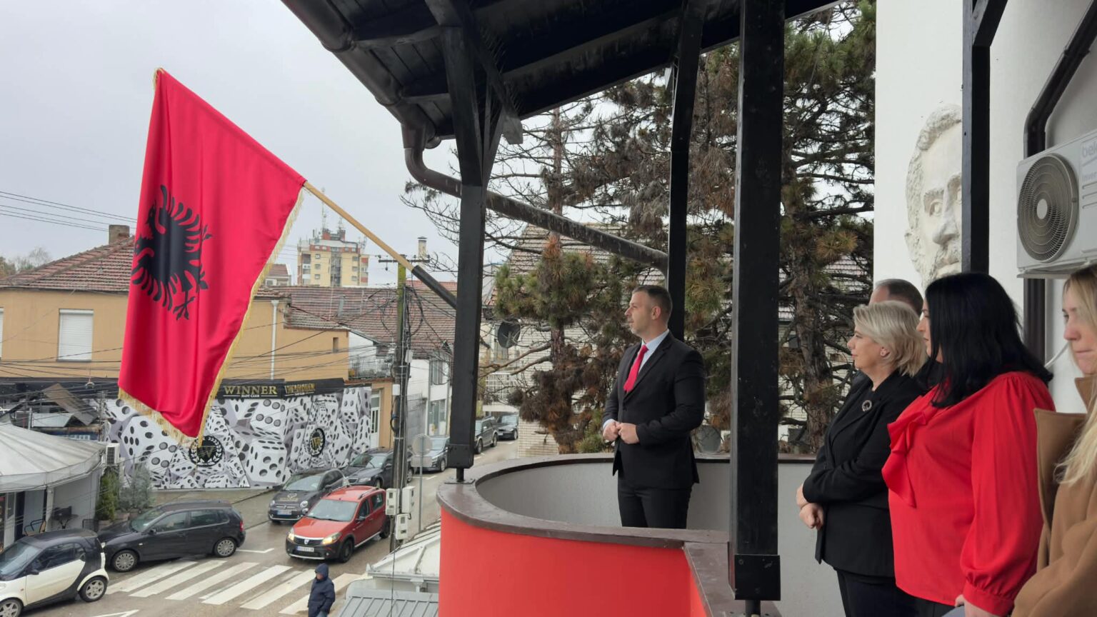 enkel-rexhepi-vendos-flamurin-kuq-e-zi-ne-objektin-e-keshillit-kombetar-shqiptare-ne-lugine-te-presheves