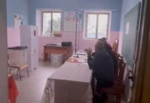 Zgjedhjet në pesë bashkitë në Shqipëri: Pjesëmarrja e ulët, shkak koha e keqe dhe terreni i vështirë i qendrave të votimit