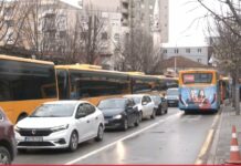 Kaosi vazhdon – Autobusët bllokojnë Prishtinën, s’ka zgjidhje