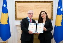 Presidentja Osmani dekoron Harry Bajraktarin me “Urdhrin e Lirisë”