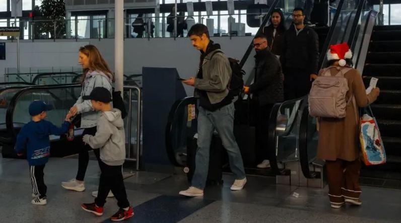 Stuhia dimërore paralizon udhëtimet ajrore në SHBA  mijëra fluturime të anuluara