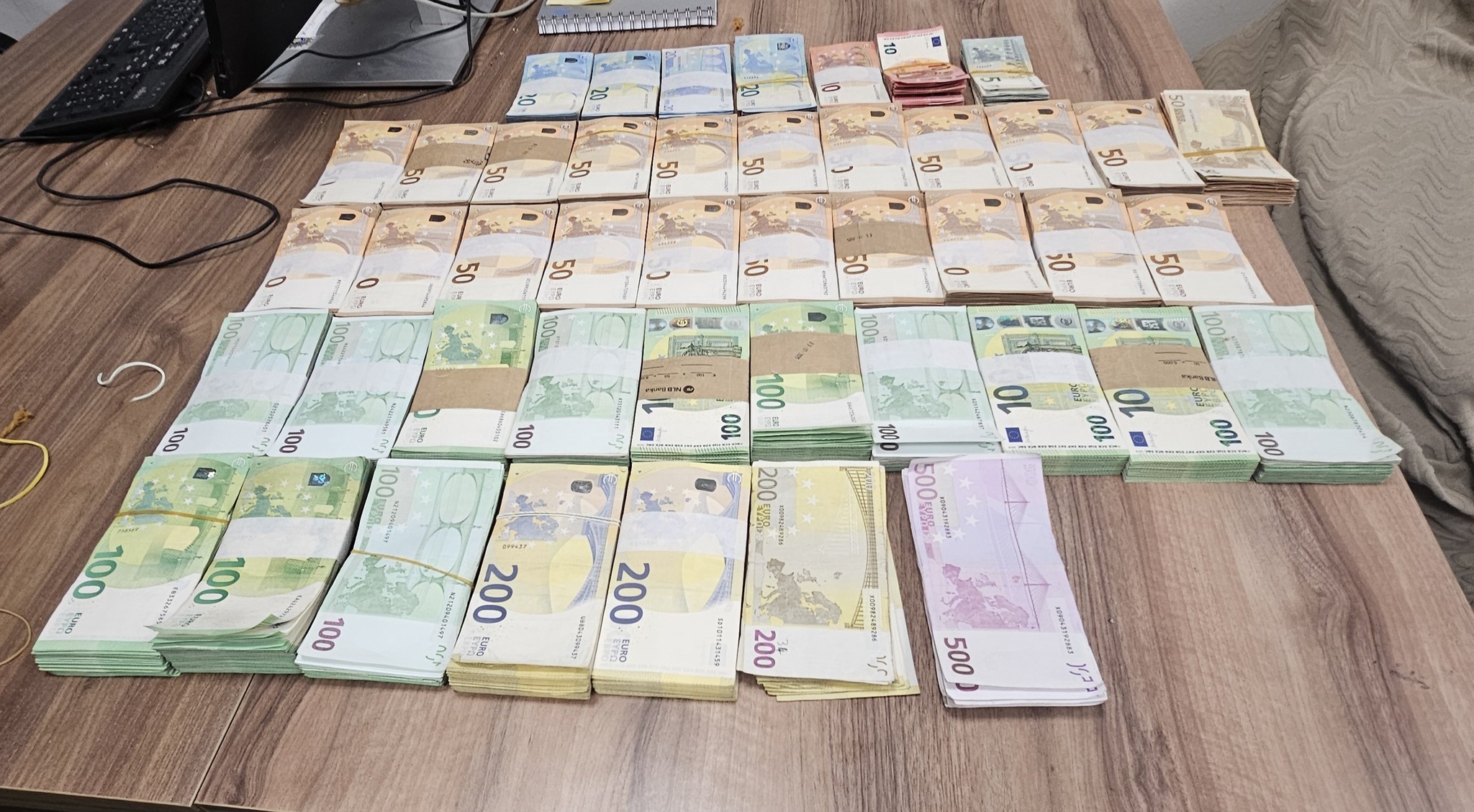 Sekuestrohen gati 300 mijë euro të padeklaruara në pikëkalimin kufitar të Hanit të Elezit