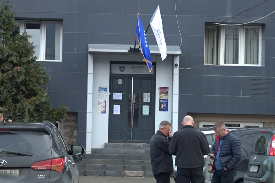 Kryetari i ri serb i Leposaviqit pretendon se e gjeti komunën në gjendje të keqe  e demanton Hetemi