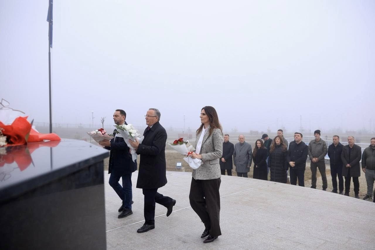 Hamza bën homazhe në nderim të Mujë Krasniqit dhe 41 dëshmorëve të UÇK së në Skenderaj