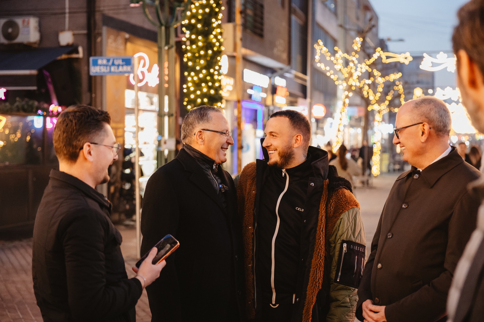 Bedri Hamza ua shpërndan fletushkat me pesë zotimet kryesore qytetarëve të Ferizaj