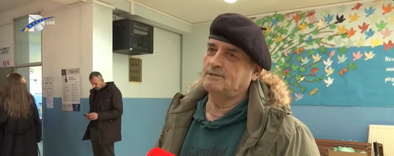 E rrallë  71 vjeçari voton për herë të parë  VIDEO 