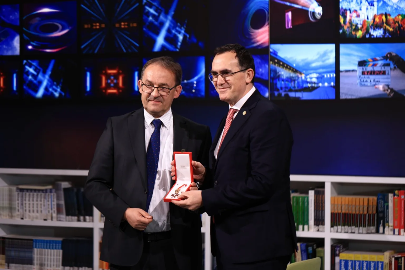 Presidenti i Austrisë nderon Rektorin e UBT së  Dr  Edmond Hajrizi  me Medaljen e Artë të Meritave