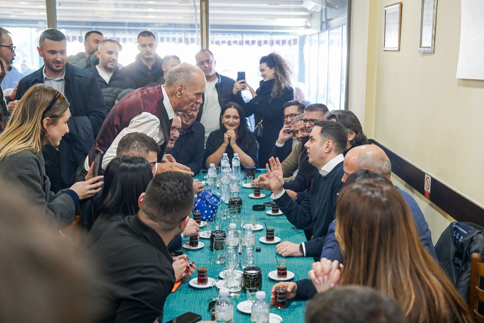 Abdixhiku e Rama shijojnë  çajin e Llapit 