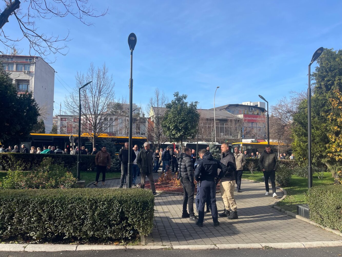 Prishtina edhe sot pa autobusë  protestat vazhdojnë